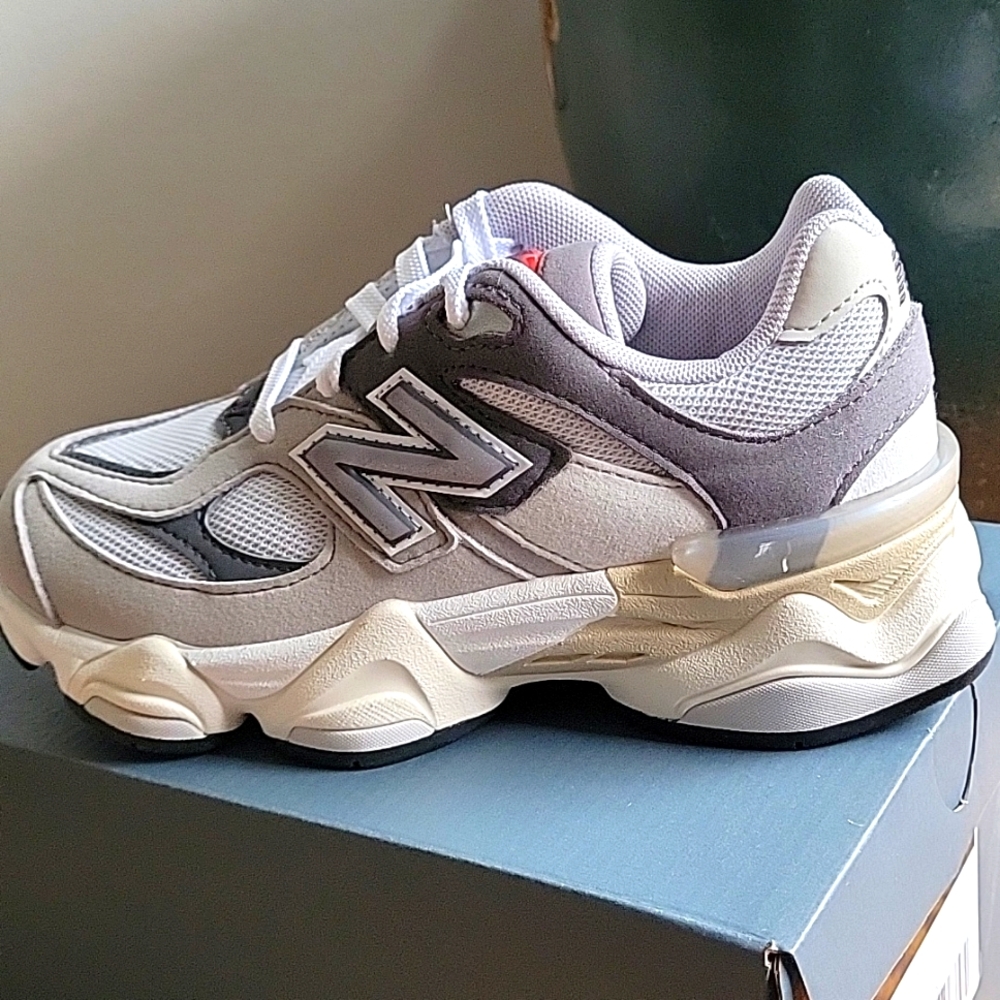 New Balance Little Kids 9060 Sneakers size 1.5 Grey